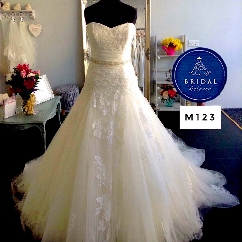 Enzoani Dabra wedding dress Ivory